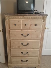 chest of drawers