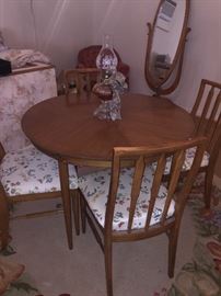 ROUND TABLE WITH CHAIRS