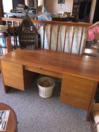 EXECUTIVE OFFICE DESK