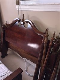 FOUR POST QUEEN BEDFRAME