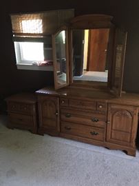 SOLID OAK TRADITIONAL DRESSER WITH MIRROR / NIGHTSTAND AND CHEST OF DRAWERS