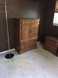 SOLID OAK TRADITIONAL DRESSER WITH MIRROR / NIGHTSTAND AND CHEST OF DRAWERS