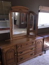 TRADITIONAL SOLID OAK DRESSER WITH MIRROR