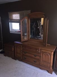 SOLID OAK TRADITIONAL DRESSER WITH MIRROR / NIGHTSTAND AND CHEST OF DRAWERS
