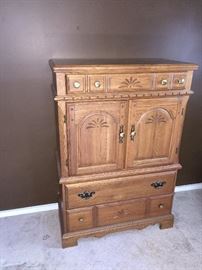 SOLID OAK TRADITIONAL DRESSER WITH MIRROR / NIGHTSTAND AND CHEST OF DRAWERS