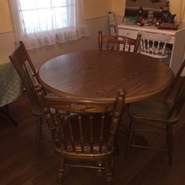 SOLID OAK ROUND COUNTRY TABLE WITH 4 CHAIRS