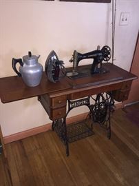 ANTIQUE SINGER SEWING MACHINE WITH TABLE CABINET