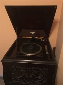 Early 1900's and rare Steinburn Chicago Phonograpy. Works perfectly and comes with several dozen early records. Come here it play!!!