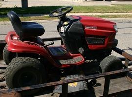 Craftsman T-1400 Gold Edition riding tractor / Lawn Mower....2 yrs old