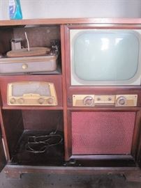 VINTAGE T.V. AND RADIO / TURNTABLE CABINET