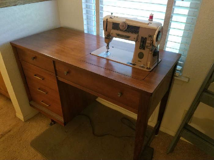 Singer 401 sewing machine with cabinet