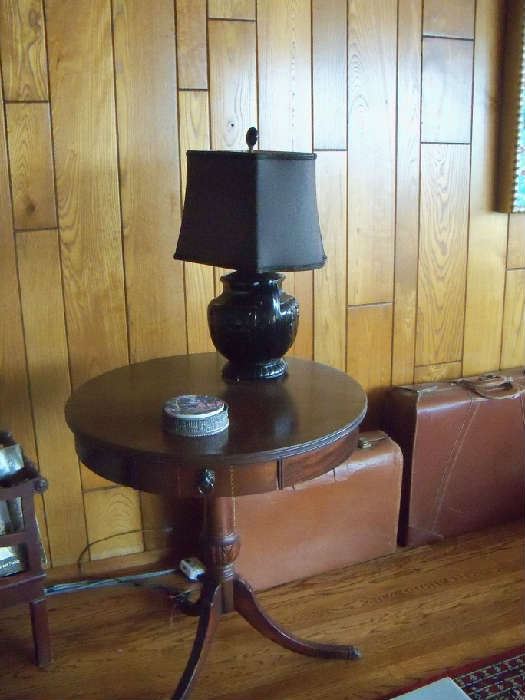 VINTAGE ROUND WOODEN TOP TABLE, BLACK LAMP