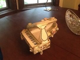 Capodimonte Centerpiece piano