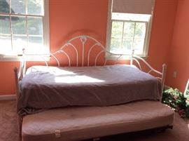 Day bed with trundle