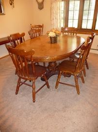 Dining Table w/2 Leafs and 6 Chairs