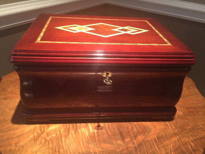 SOLD-------LOT# 336 Humidor with key **BUY IT NOW PAYPAL** $50.