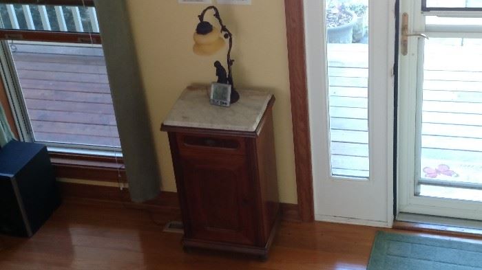 Entry table with lamp