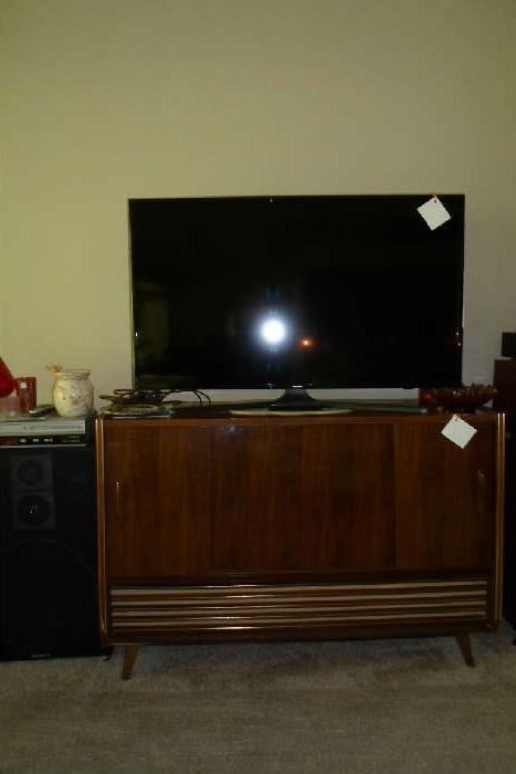 nice flat screen & vintage record player