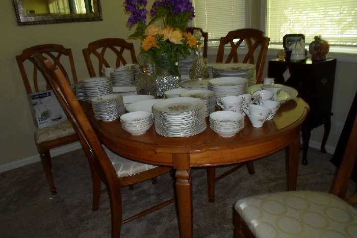 dining table w/6 chairs & leaf