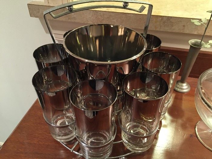 Bar set with ice bucket and 8 glasses