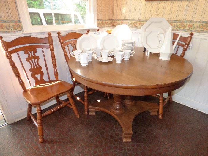 Kitchen table with 2 leaves & 4 chairs