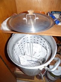 Deep frying pot with basket