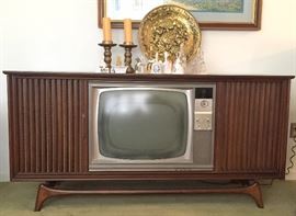 RCA Victor Stereo/TV/Turntable Console. Works!