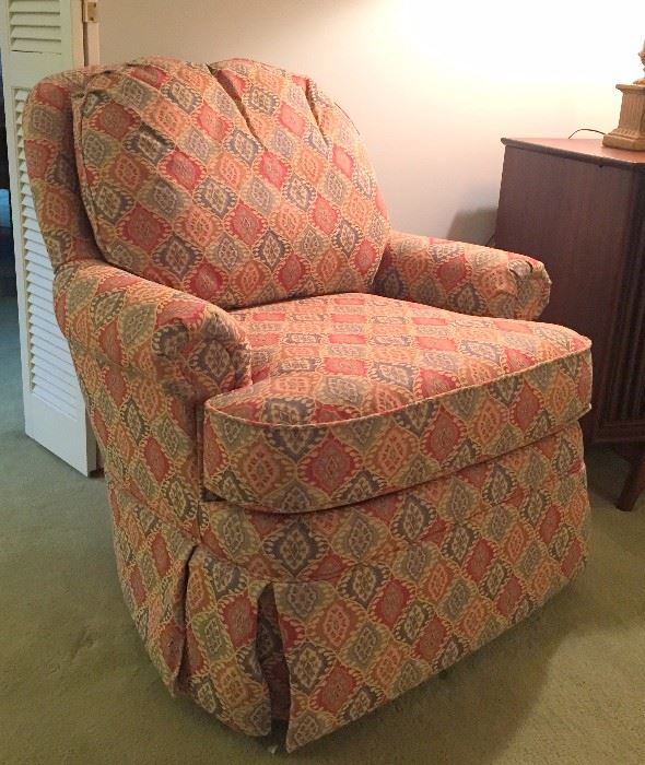 Nice & comfortable Swivel Rocker by Flexsteel. Almost new! With arm covers.