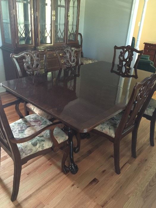#5 Table with 6 chairs with 2 leaves 68 - 98.5 x 44 $200 — at otey circle, Meridianville AL 256-656-989five to reserve an item.
