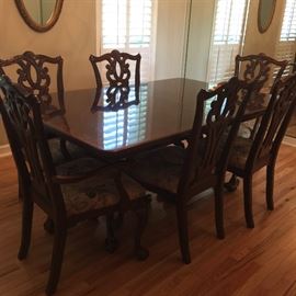 #5 Table with 6 chairs with 2 leaves 68 - 98.5 x 44 $200 — at otey circle, Meridianville AL 256-656-989five to reserve an item.