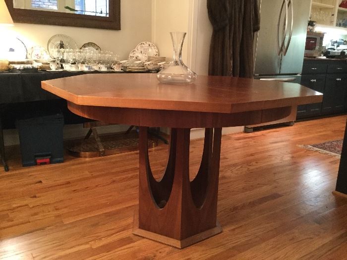 Mid-Century modern walnut dining table with shaped base and 3 leaves