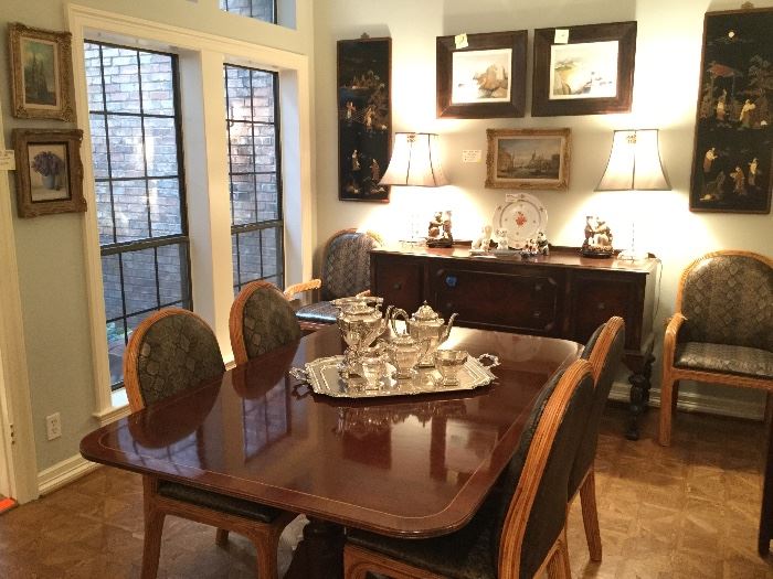Baker Dining room table with 2 leaves and pads