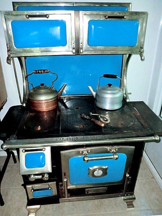 Antique Majestic stove / range - OWNERS WILL CONSIDER SELLING THIS ITEM BY CLOSED / PRIVATE BID ONLY. 