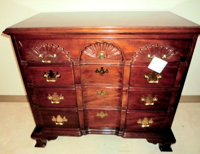 Small Thomasville chest of drawers