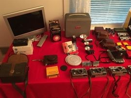 Asst vintage Kodak, Vivitar, Minolta, Edinex cameras and accessories