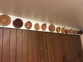 Assorted sized of vintage baskets