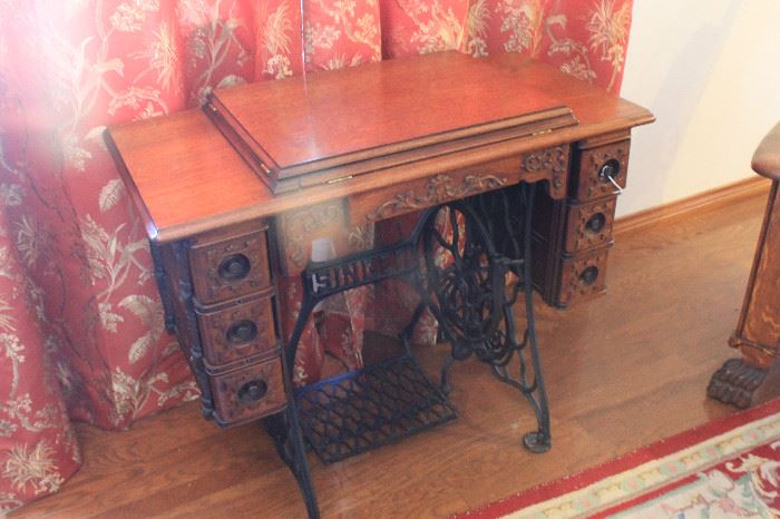 1901 Singer sewing machine and cabinet