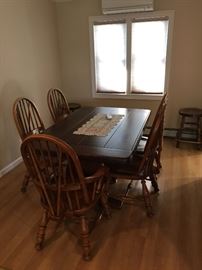 Dining Room Table 2 Leaves and Chairs