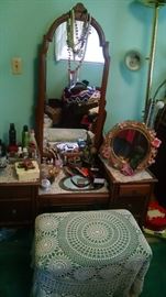 Vanity and stool 125