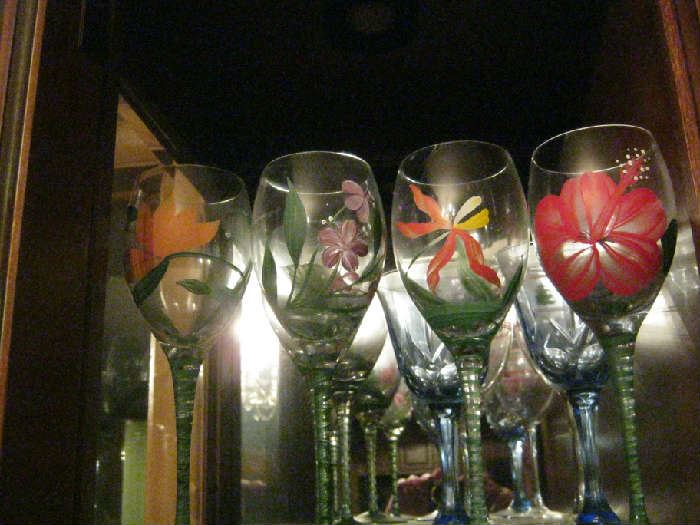 Wine glasses with tropical flower motifs