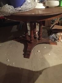 Round table with a leaf in super shape