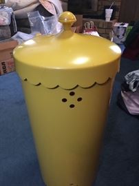 Vintage style laundry hamper