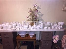 Milk glass , Fenton, Hob Nail