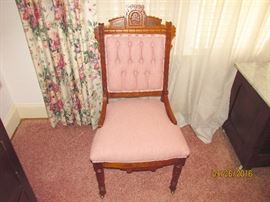ANTIQUE CHAIR