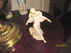 FIGURINE