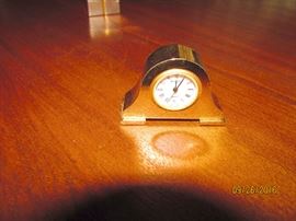 QUARTZ DESK CLOCK