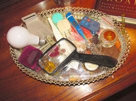 OVAL MIRROR MAKEUP TRAY FOR DRESSER