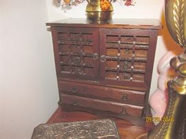 VINTAGE CLOTHES CHEST