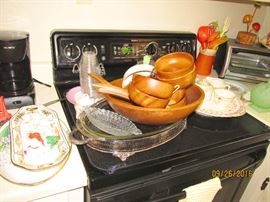 WOOD BOWLS, KITCHEN UTENSILS, TOASTER