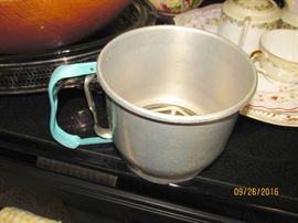 SIFTER WITH BLUE HANDLE